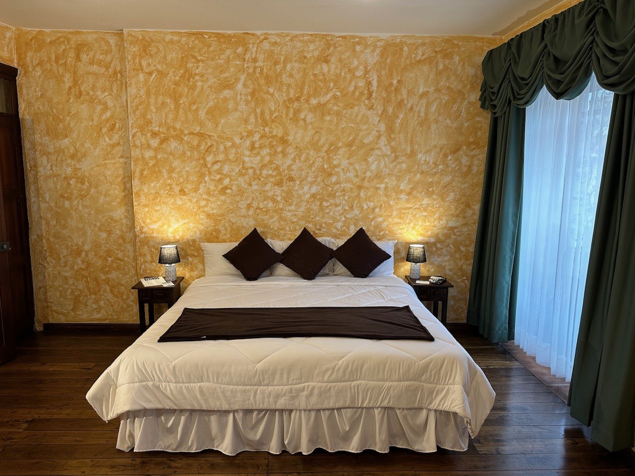 King-size bedroom at Hotel NASS Central Garden with Venetian-plaster walls and green curtains