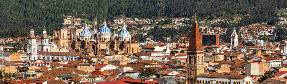 Vista panorámica de Cuenca con las cúpulas azules de la Catedral de la Inmaculada Concepción