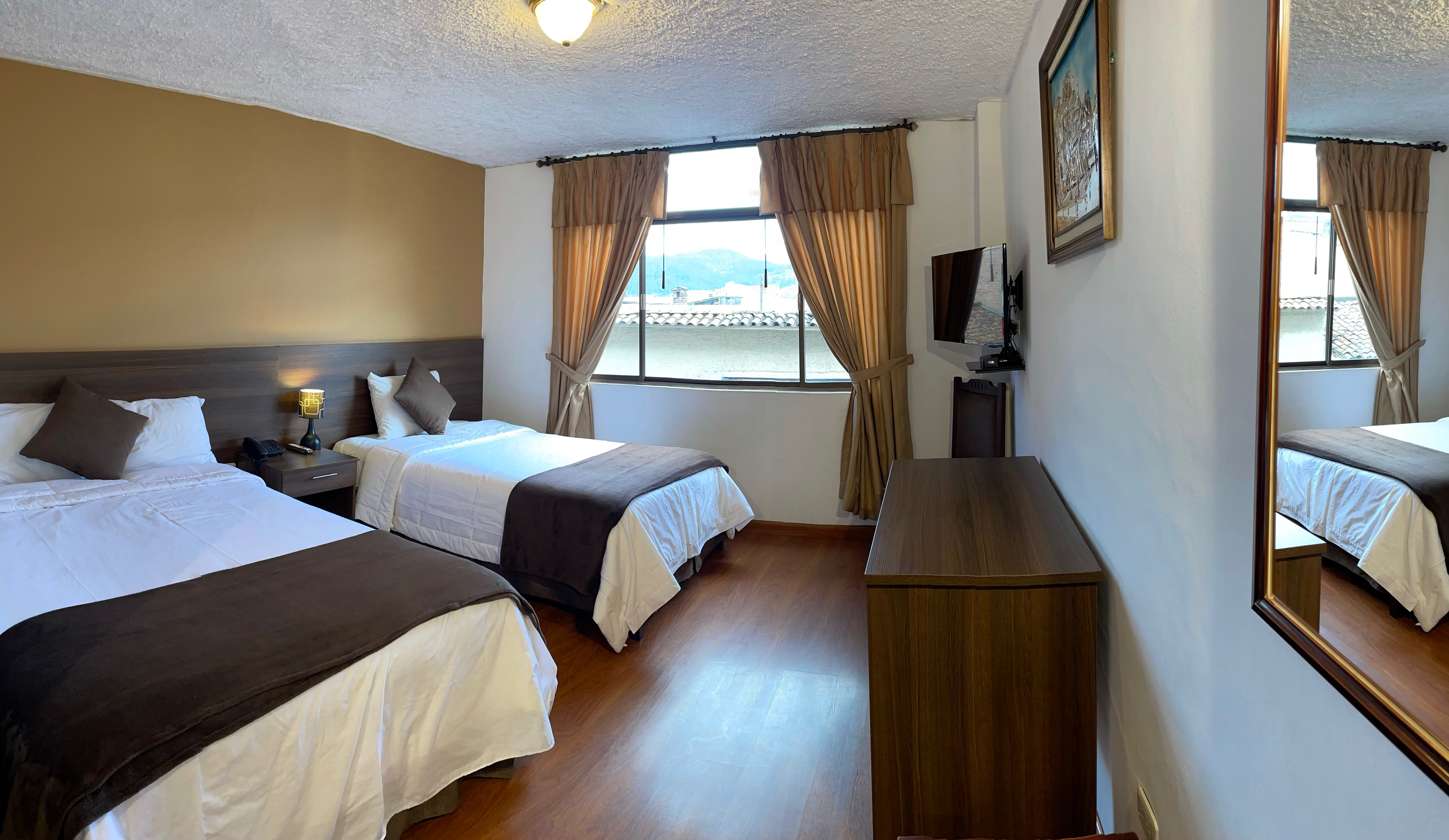 Executive suite of Hotel NASS Loft Atahualpa with ergonomic workstation and high-speed Wi-Fi