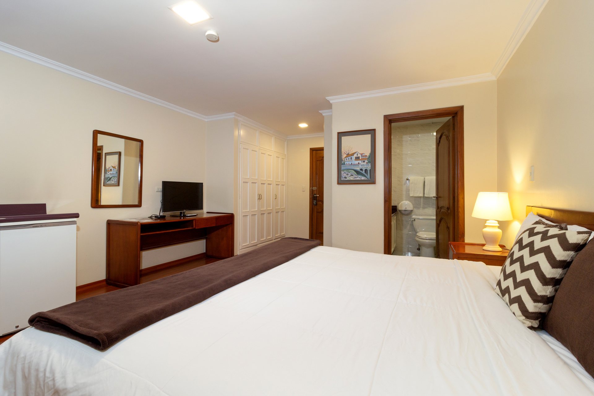 Comfort room at Hotel NASS Pinar del Lago with a work desk, private bathroom and wooden furniture