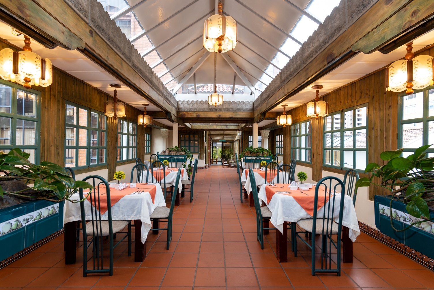 Restaurant at Hotel NASS Pinar del Lago with open-plan concept, glass roof and wooden beams, Cuenca